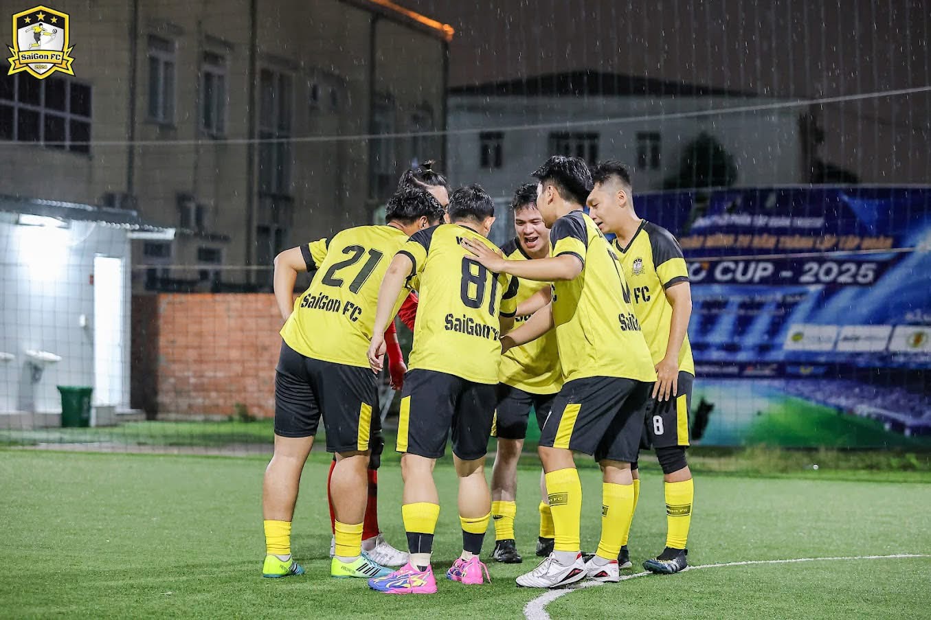 Các cầu thủ Saigon FC hội ý dưới mưa