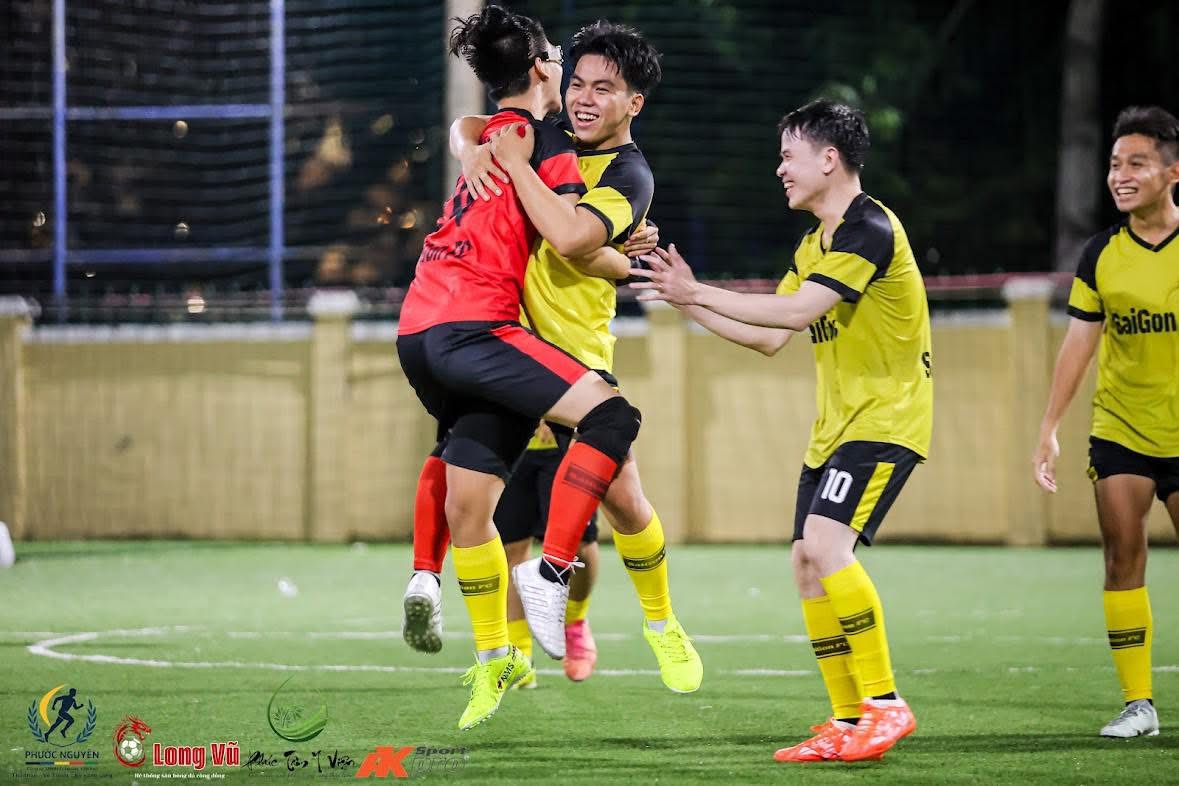 Khoảnh khắc ăn mừng của Saigon FC