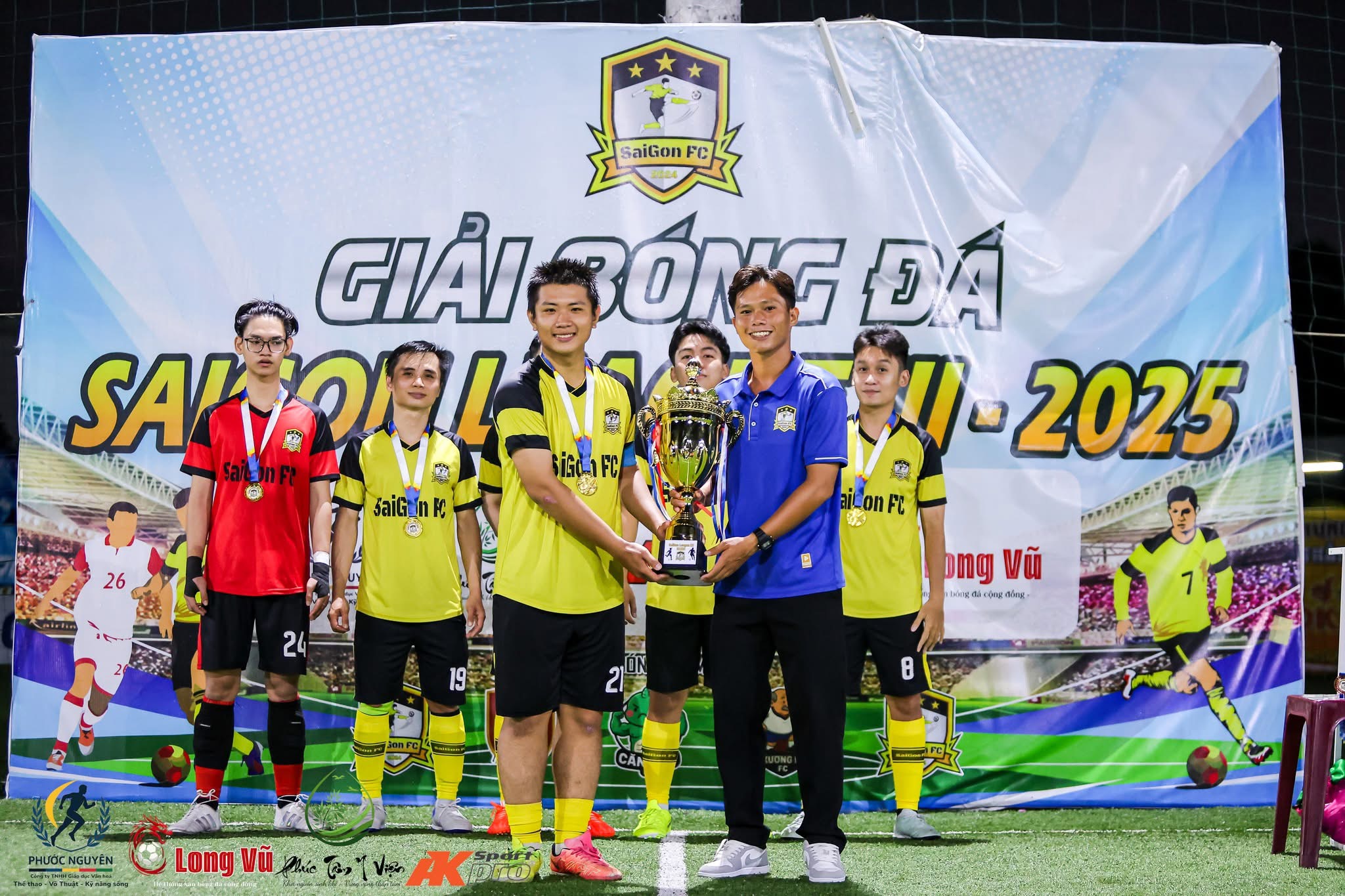 Saigon FC nhận cúp vô địch
