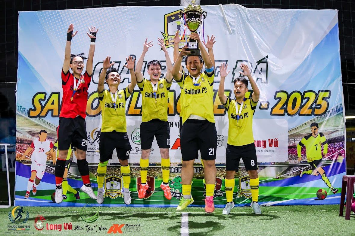 Saigon FC nâng cúp vô địch